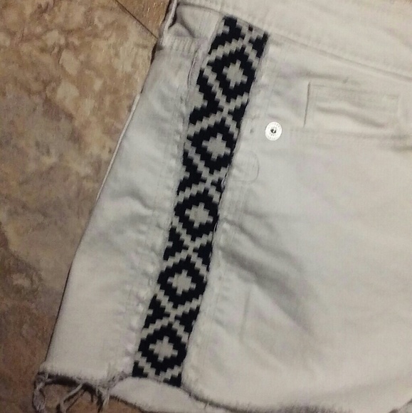 Universal Thread High Rise Tribal denim shorts - Picture 3 of 5